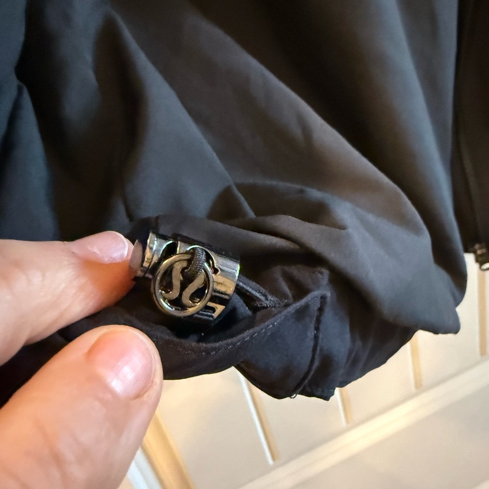 LuLulemon Vintage Rain jacket-Black with LuLulemon Toggle Detail. - Picture 6 of 8